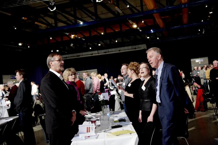Fællessang. Ole Sohn og Villy Søvndal synger sammen med resten af de delegerede ved åbningen af SF's landsmøde i går. 