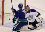 mål. Vancouver Canucks' Kevin Bieksa (tv) ser pucken gå forbi Los Angeles Kings målmand Erik Ersberg. 