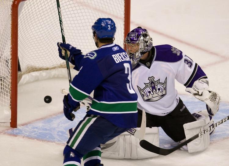 mål. Vancouver Canucks' Kevin Bieksa (tv) ser pucken gå forbi Los Angeles Kings målmand Erik Ersberg. 