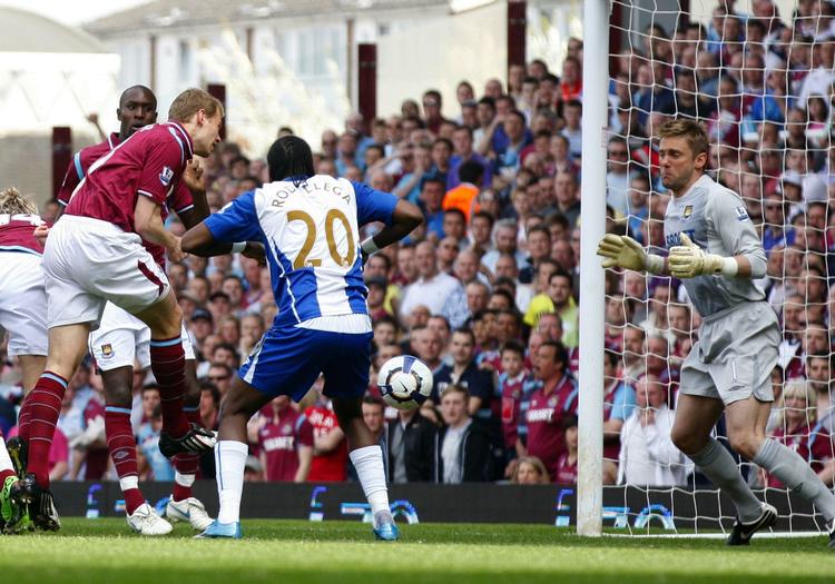 uheldig. West Hams Jonathan Spector scorer selvmål i kampen mod Wigan. Men West Ham kom tilbage og sikrede sig en sejr og endnu en sæson i Premier League. 