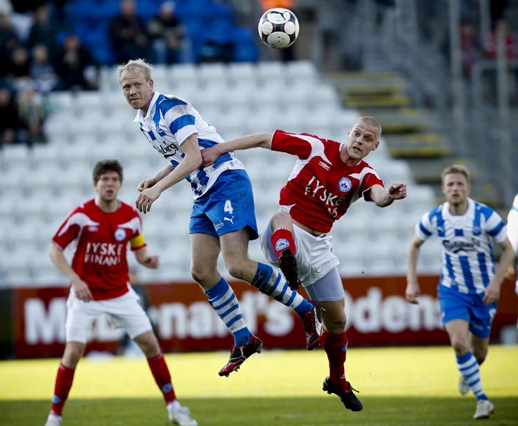 duelspil. OB's Hans Henrik Andreasen i kamp mod Kaimar Saag fra Silkeborg i dagens superligakamp. 