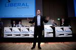 »Og den sidste af de målinger var tættere på tre end to procent! Lad os nyde det. Med værdighed - uden at hovere«, lyder det fra Anders Samuelsen. 