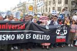 MADRID. Spanske demonstranter strømmer til i gaderne i Madrid for at protesterer for retsforfulgt dommer og Franco-Regimets ofre. 