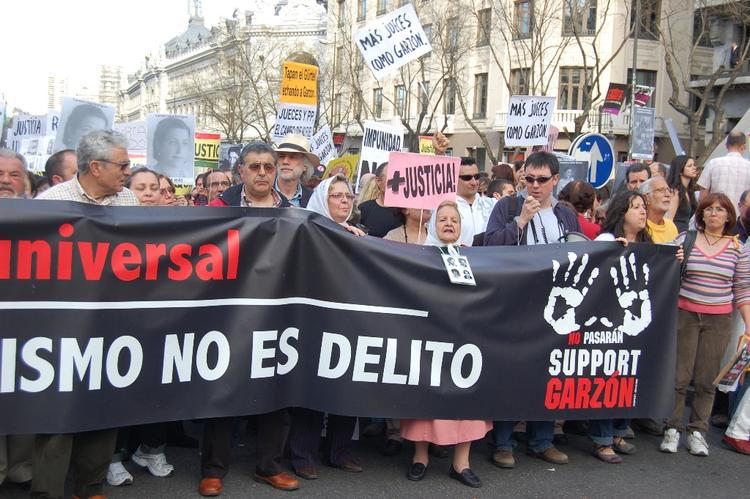 MADRID. Spanske demonstranter strømmer til i gaderne i Madrid for at protesterer for retsforfulgt dommer og Franco-Regimets ofre. 