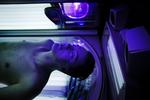 Blandt teenagere er det særligt pigerne, der går i solarium en gang imellem. Kræftens Bekæmpelse kræver forbud mod kunstig sol for alle under 18 år. 