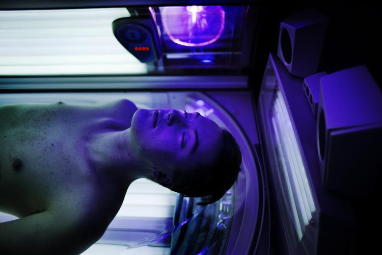 Blandt teenagere er det særligt pigerne, der går i solarium en gang imellem. Kræftens Bekæmpelse kræver forbud mod kunstig sol for alle under 18 år. 