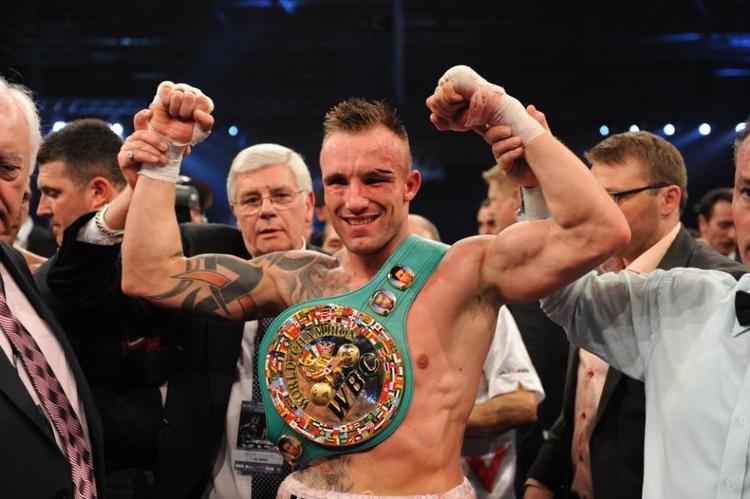 Sejr. Der skulle en af de flotteste kampe i årevis til, før Mikkel Kessler kunne lade sig krone som verdensmester. 