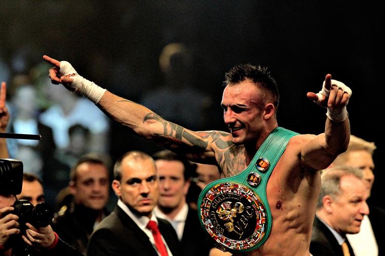 brutalt. »One hell of af fight«, kalder de britiske kommentatorer kampen mellem Mikkel Kessler og Carl Froch. Her ses den stolte danske vinder med VM-bæltet. 