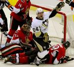 slutspil. Pittsburgh Penguins' Matt Cooke jubler over den første scoring i kampen mod Ottawa Senators. 