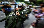 Advarsel. Thailands ministerpræsident vil rydde rødskjorternes lejr i hovedstaden Bangkok. Samtidig har de regeringsfjendtlige demonstranter opsat vejspærringer uden for byen. 