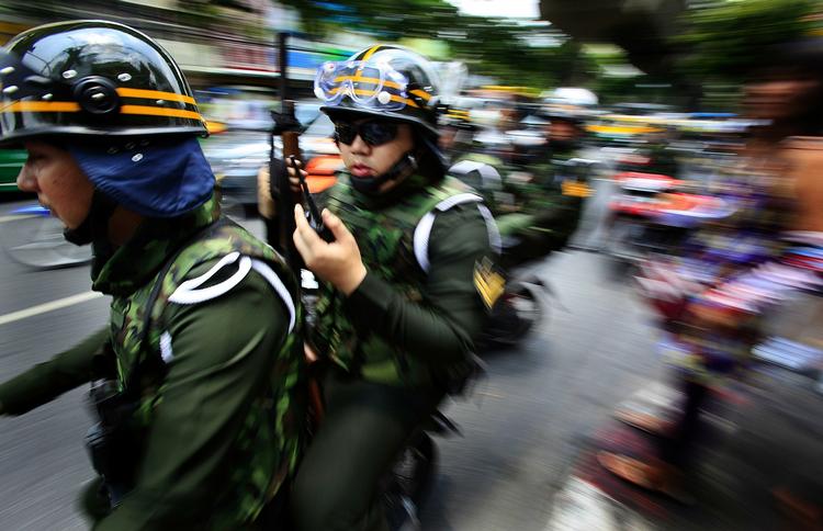 Advarsel. Thailands ministerpræsident vil rydde rødskjorternes lejr i hovedstaden Bangkok. Samtidig har de regeringsfjendtlige demonstranter opsat vejspærringer uden for byen. 
