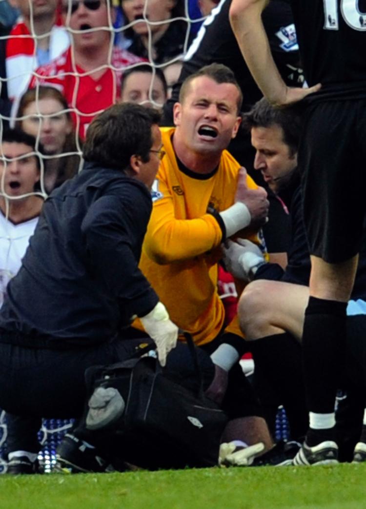 skulderskade. Manchester Citys førstemålmand Shay Given bliver skiftet ud i kampen mod Arsenal med en forvreden skulder. 