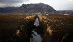 Roligt. Askeproduktionen er gået ned, men en lavaflod er brudt frem fra den islandske vulkan Eyjafjallajökull. Billedet her er syd for vulkanen nær byen Hvolsvollur (arkivfoto). 