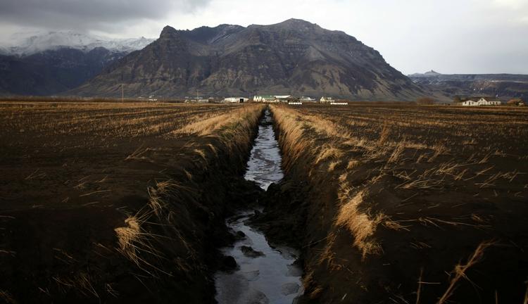 Roligt. Askeproduktionen er gået ned, men en lavaflod er brudt frem fra den islandske vulkan Eyjafjallajökull. Billedet her er syd for vulkanen nær byen Hvolsvollur (arkivfoto). 