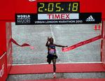 magtdemonstration. Tsegaye Kebede fra Etiopien krydser målstregen som en suveræn vinder af årets London Marathon. 