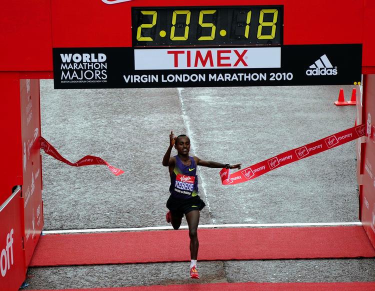 magtdemonstration. Tsegaye Kebede fra Etiopien krydser målstregen som en suveræn vinder af årets London Marathon. 
