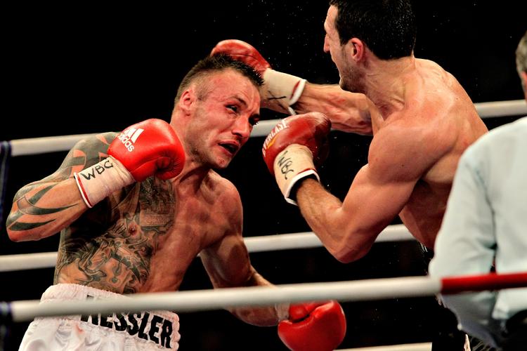 hundeslagsmål. Den engelske presse mener, at Carl Froch ikke leverede nok mod Mikkel Kessler under kampen i Herning. 