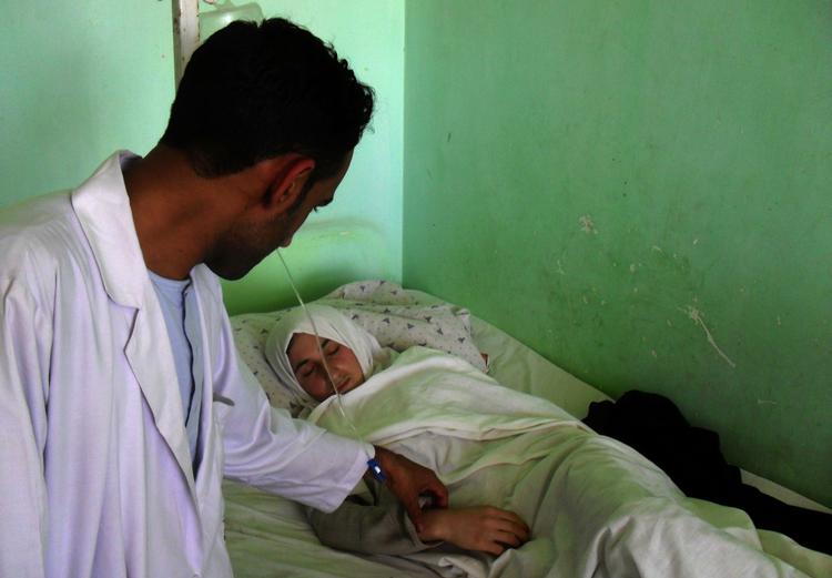 Angrebet. En læge tjekker en af skolepigerne på et hospital i Kunduz nord for Afghanistans hovedstad, Kabul. 