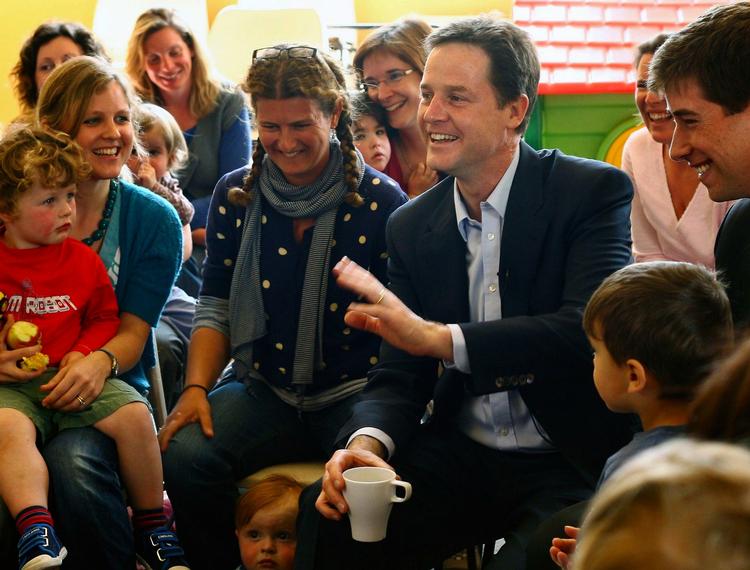 Liberaldemokraternes Nick Clegg holder fast i sin succes. Alt tyder på en britisk koalitionsregering 6.maj. 