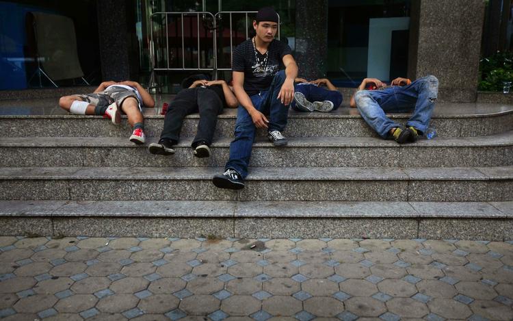 Vedholdne. Rødskjorterne i Bangkok har blandt andet brugt natten til at opsætte flere vejspærringer, der skal forhindre politiet adgang til demonstranternes lejr. Og så har de sovet. 