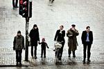 Her står en gruppe lovlydige borgere, der pænt venter på den grønne mand. Sådan er det sjældent i dagens Danmark. 