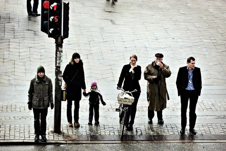 Her står en gruppe lovlydige borgere, der pænt venter på den grønne mand. Sådan er det sjældent i dagens Danmark. 