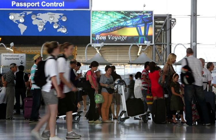 Bangkokmæt. Omkring 150 danskere er ved at være godt trætte af Thailand. Men udsigterne til at komme hjem snart er stadig mørke. Her er det hovedstadens lufthavn tidligere på måneden. 
