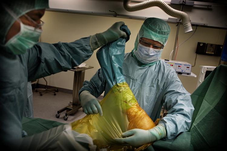 sidegesjæft. At 43 procent af danske sygehuslæger har bijob, er mange. Men det er ikke på privatklinikker, at lægerne får fritiden til at gå. 