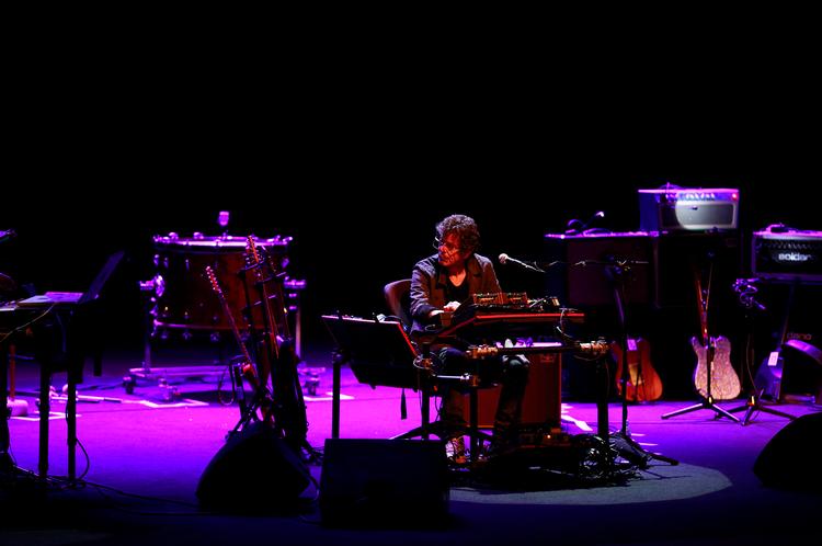 Den nu 68-årige newyorker Lou Reed forfølger i sin høje alder sin ungdoms optagethed af de mere ekstreme udtryk, som han blandt  andet dyrkede på plader som 'White Light/White Heat' med bandet Velvet Underground. Foto: Jonathan Bjerg Møller 