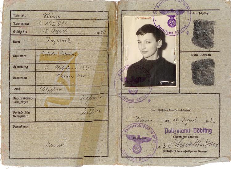 DOKUMENTATION. Tysk Kennkarte (id-kort) for Ligabarn, der over for omverdenen identificerer barnet som jøde. Foto: Dansk Jødisk Museum/ Nyborg Lokalhistoriske Arkiv 