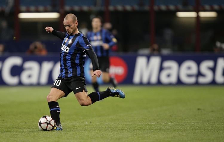 TVIVLSOM. Wesley Sneijder har været en af Inters helt store spillere i denne sæson, men døjer nu med en skade. 