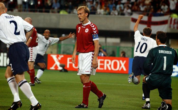 Exit. Anfører René Henriksen og Thomas Sørensen ser til, mens Michael Owen jubler i baggrunden. Arkivfoto. 