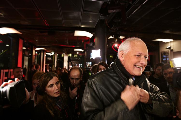 Svend Auken er vågnet op igen på sin stue på Rigshospitalet. Her ses han under mere festlige omstændigheder, nemlig ved valgaftenen i 2007. Arkivfoto. 