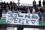 Støtte. Skaberen af dette banner, Frederik Madirazza, har ikke noget med annoncen på dba.dk at gøre. Han er derimod en stor tilhænger af AGF-træner Erik Rasmussens syn på fodbold. 
