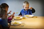 VUGGESTUEBØRN. Et flertal i Københavns Kommune vilgribe til tvang for at sprede småbørnene på hovedstadens institutioner. Arkivfoto fra middagsstunden i en vuggestue. 