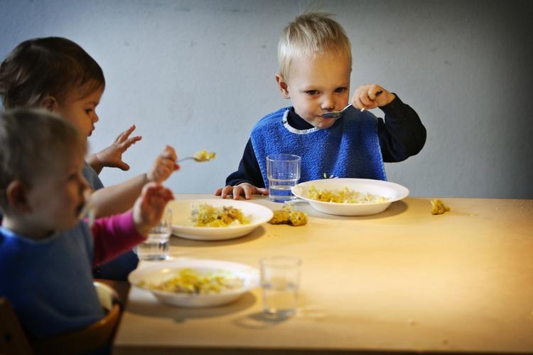 VUGGESTUEBØRN. Et flertal i Københavns Kommune vilgribe til tvang for at sprede småbørnene på hovedstadens institutioner. Arkivfoto fra middagsstunden i en vuggestue. 