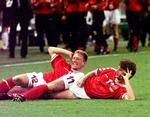 alternativt. Søren Colding og målscorer Brian Laudrup i den legendariske jubelscene efter 2-2-målet. Arkivfoto. 