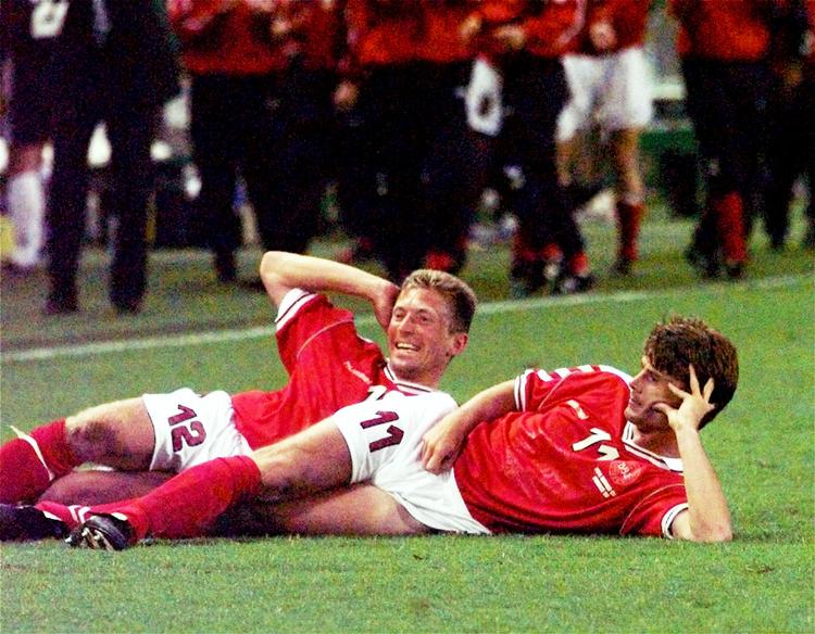 alternativt. Søren Colding og målscorer Brian Laudrup i den legendariske jubelscene efter 2-2-målet. Arkivfoto. 