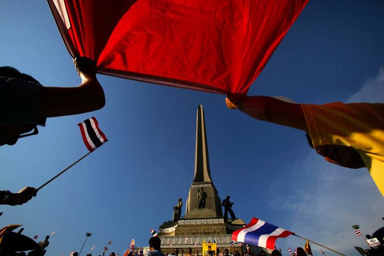Der er dem, der er for regeringen, og dem, der er imod. Så meget ved vi om situationen i Thailand. Men hvordan hænger tingene ellers sammen? 