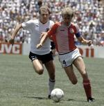 Kaptajnen. Den danske anfører Morten Olsen tog sig en gevaldig dribletur mod slutningen af første halvleg i kampen mod Tyskland. Det kastede et straffespark af sig. Jesper Olsen scorede sikkert og banede vej for den tredje danske VM-sejr på stribe. Arkivfoto. 
