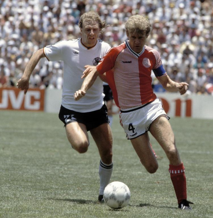 Kaptajnen. Den danske anfører Morten Olsen tog sig en gevaldig dribletur mod slutningen af første halvleg i kampen mod Tyskland. Det kastede et straffespark af sig. Jesper Olsen scorede sikkert og banede vej for den tredje danske VM-sejr på stribe. Arkivfoto. 