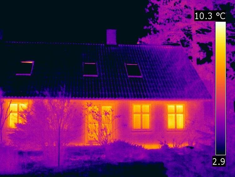 Varmen strømmer ud - her af et gammelt bondehus, taget med et termisk kamera, der registrerer varmeforskelle. Efter en kold vinder er mange husejere imidlertid blevet trætte af at fyre for gråspurvene. 