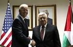 Forhandlinger. USA's vice-præsident håber på at sætte gang i forhandlinger mellem Israel og palæstinenserne. Her ses han sammen med palæstinensernes præsident, Mahmoud Abbas. 