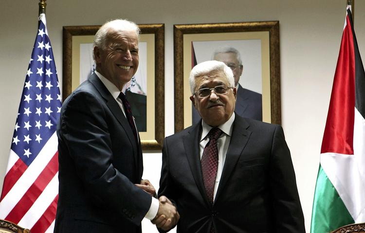 Forhandlinger. USA's vice-præsident håber på at sætte gang i forhandlinger mellem Israel og palæstinenserne. Her ses han sammen med palæstinensernes præsident, Mahmoud Abbas. 