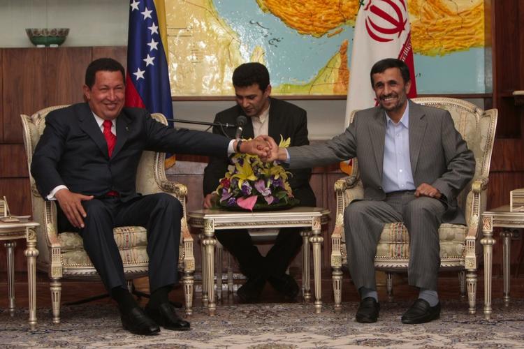 SYDAMERIKA. Ny rapport fra Pentagon viser, at der er iranske tropper i Sydamerika. På billedet ses Venezuelas præsident Hugo Chavez (til venstre) sammen med den iranske præsident Mahmoud Ahmadinejad (til højre) under et møde i Teheran i september 2009. 