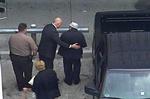 Han blev dømt i 1992 i USA, men nu skal han til Frankrig, hvor en ny retssag venter. Her er det et skærmdump fra en amerikansk tv-kanal, der fi ket glimt af den aldrende mand på vej til flyet. 