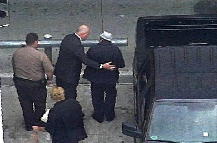 Han blev dømt i 1992 i USA, men nu skal han til Frankrig, hvor en ny retssag venter. Her er det et skærmdump fra en amerikansk tv-kanal, der fi ket glimt af den aldrende mand på vej til flyet. 