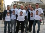 Nomas hold, køkkenchef René Redzepi er nummer to fra højre, var til overrækkelsen alle iført t-shirts med et foto af deres gambiske opvasker, der desværre ikke nåede at få et visum. 