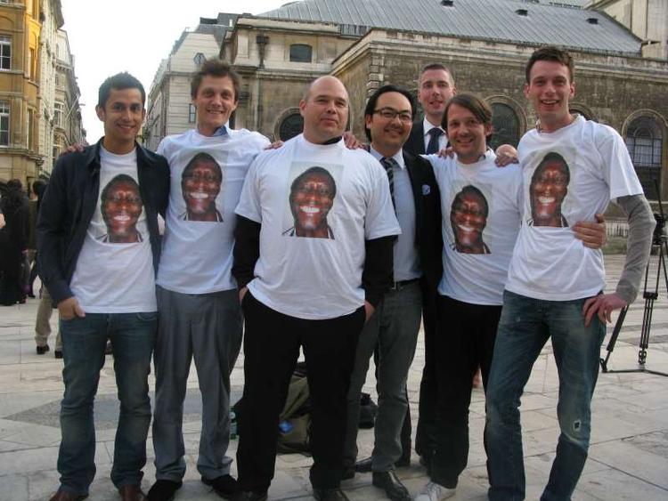Nomas hold, køkkenchef René Redzepi er nummer to fra højre, var til overrækkelsen alle iført t-shirts med et foto af deres gambiske opvasker, der desværre ikke nåede at få et visum. 
