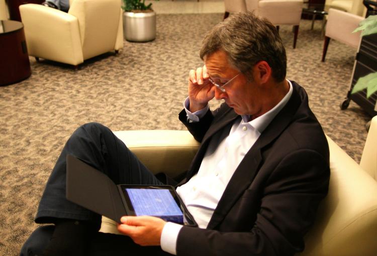 Reklame. Jens Stoltenberg havde ifølge af eget udsagn gavn af sin nye iPad, da han blev forsinket i Newark lufthavn på vej hjem til Norge fra USA. 